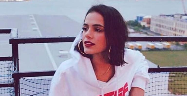 Bruna Marquezine exibe pernão bronzeado e rouba a cena na web