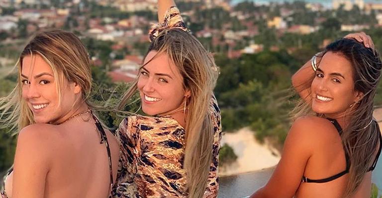 Amigas! Ex-BBBs Isabella, Paula e Carol Peixinho curtem juntas viagem a lugar paradisíaco: ”Moçoilas elegantes”