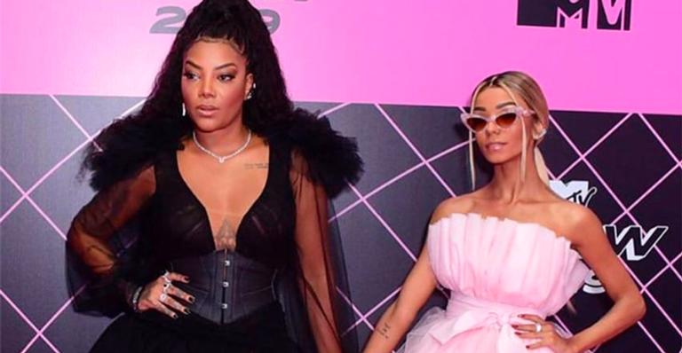 Ludmilla e Brunna Gonçalves roubam a cena ao surgir com biquíni combinando