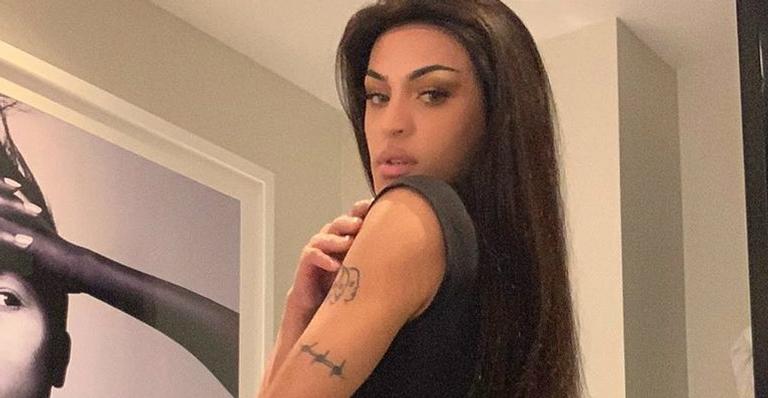 Pabllo Vittar causa espanto em obra de arte com bumbum empinado