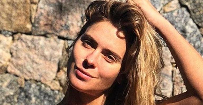 Carolina Dieckmann exibe barriguinha chapada em clique de biquíni mínimo