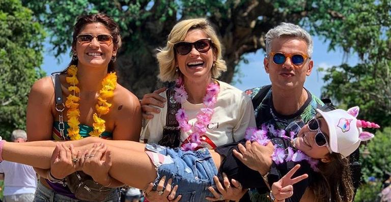 Flávia Alessandra leva Otaviano Costa e filhas para viagem à Orlando
