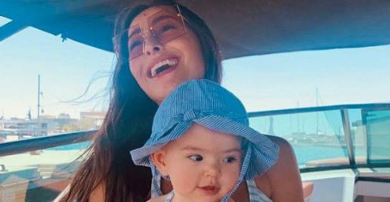 Fofura! Sabrina Sato combina biquíni com Zoe em dia de barco e derrete seguidores