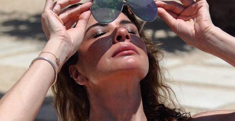 De biquíni, Luciana Gimenez exibe abdômen trincado durante viagem à Grécia e fãs aprovam