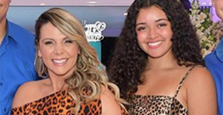 Mudou! Filha de Carla Perez surge com novo visual em viagem com a família