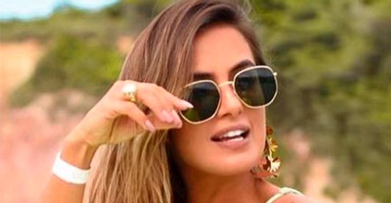 Ex-BBB Carol Peixinho ostenta corpão em biquíni mínimo e deixa tatuagem nos seios à mostra