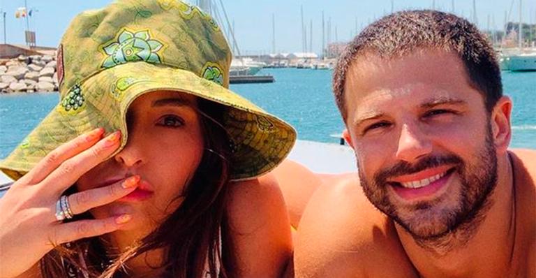 Sabrina Sato e Duda Nagle tiram a roupa e renovam o bronze na Espanha