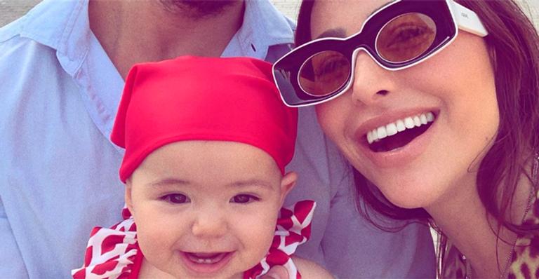 Fofura! Sabrina Sato faz pausa na rotina fitness para amamentar Zoe
