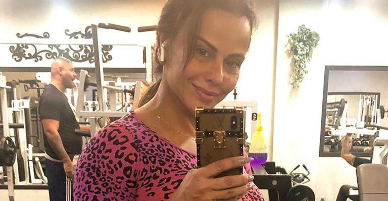 Aos 44 anos, Viviane Araujo exibe cintura fina e bumbum gigante na academia