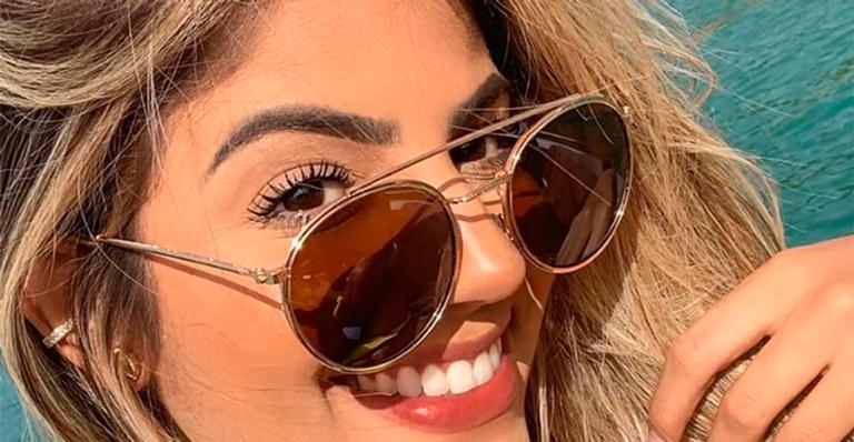 Ex-BBB Hariany posa com biquíni mínimo e exibe decote caprichado