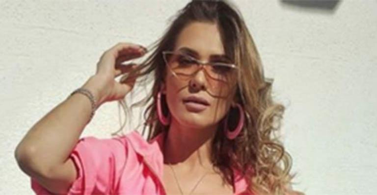 Lívia Andrade surge com decote até o umbigo em look que era pra ser comportado