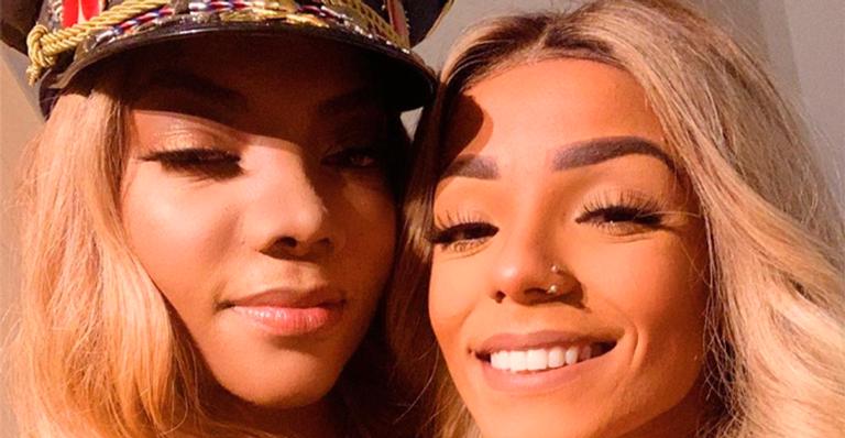Ludmilla mostra namorada empinando o bumbum de micro shorts: ”Ô, sorte”