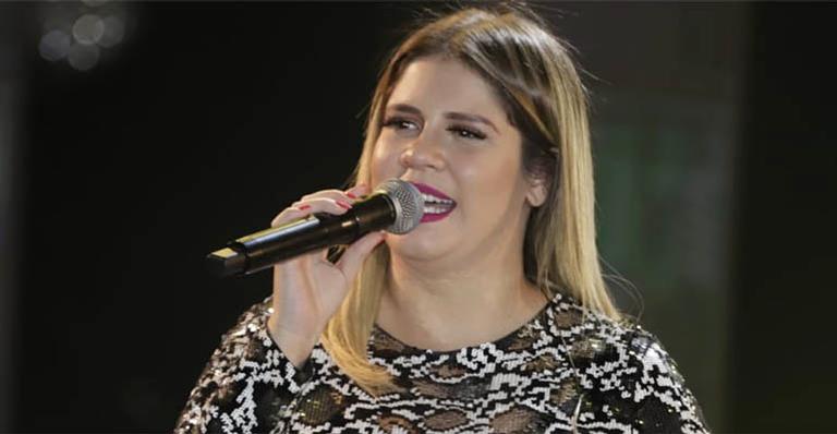 Marília Mendonça exibe a barriguinha de grávida em show no Ceará