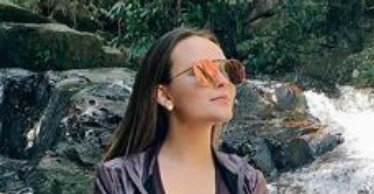 Larissa Manoela surge com look alternativo em dia de cachoceira