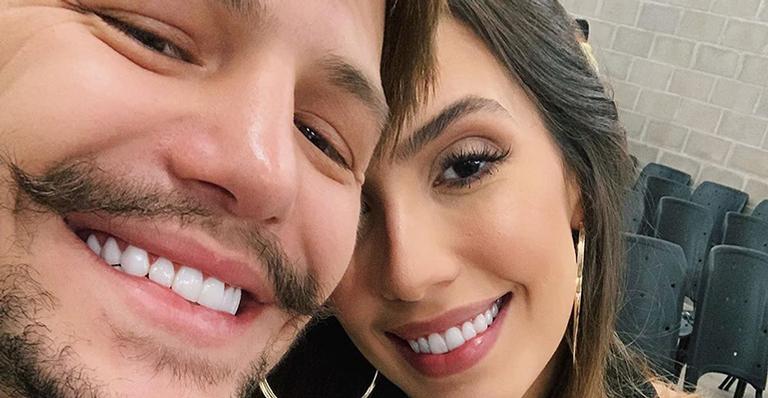 Gabi Brandt compartilha foto com marido e filho e encanta fãs: ”Família perfeita”