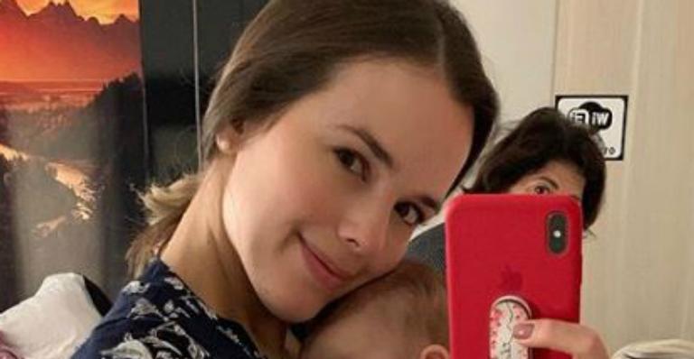 Thaeme Mariôto celebra três meses da filha com ensaio fotográfico e encanta fãs