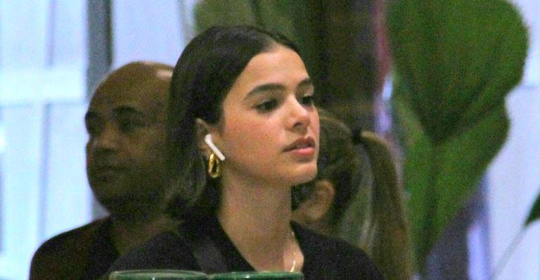 Bruna Marquezine surge com a barriguinha de fora em passeio no Rio