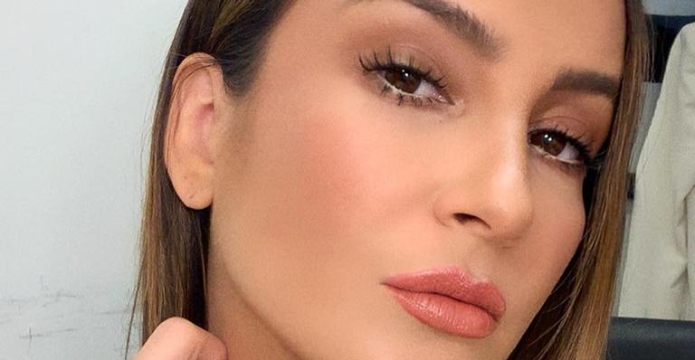 Claudia Leitte surge de biquíni e exibe barrigão na reta final da gravidez