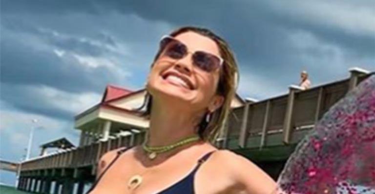 Aos 45 anos, Flávia Alessandra surge com biquíni mínimo e exibe barriga seca