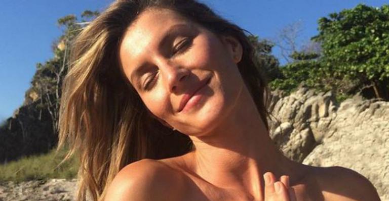 Aniversariante, Gisele Bündchen surge completamente nua e exibe bumbum perfeito