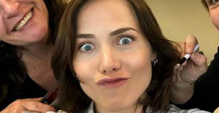 Grávida, Letícia Colin radicaliza visual e adota franjinha com fios curtos: ”Feliz demais”