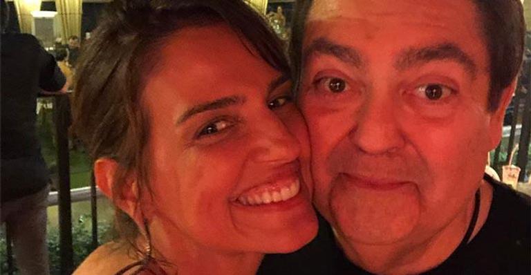 Faustão faz biquinho em foto e arranca risadas dos amigos: ‘Cachorro bravo’