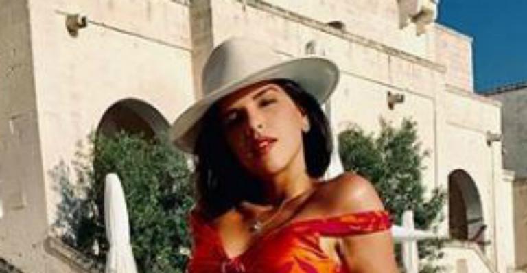 Após críticas por magreza, Mariana Rios renova bronzeado e ostenta cinturinha micro