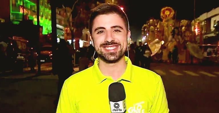 Repórter da Globo é derrubado ao vivo e sofre com intensidade da queda
