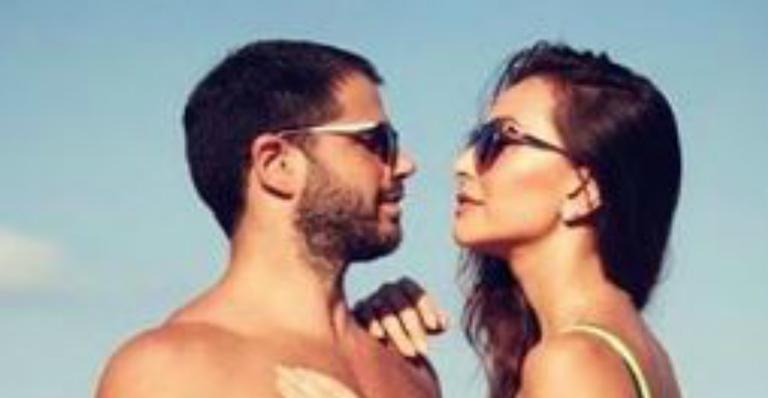 De biquíni, Sabrina Sato posa coladinha em Duda Nagle e exibem resultado da dieta: ”Casal fitness”