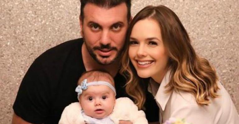 Thaeme divide todos os detalhes da festinha de mesversário da filha, Liz