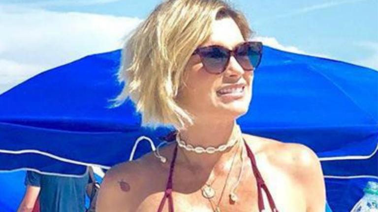 Flávia Alessandra causa inveja ao curtir praia de biquíni: ”Achei que fosse domingo”