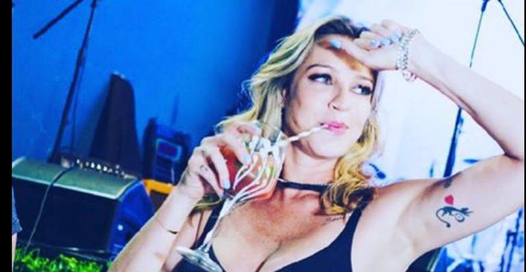 Luana Piovani curte noitada em Ibiza: ‘‘O negócio é pesado aqui’’