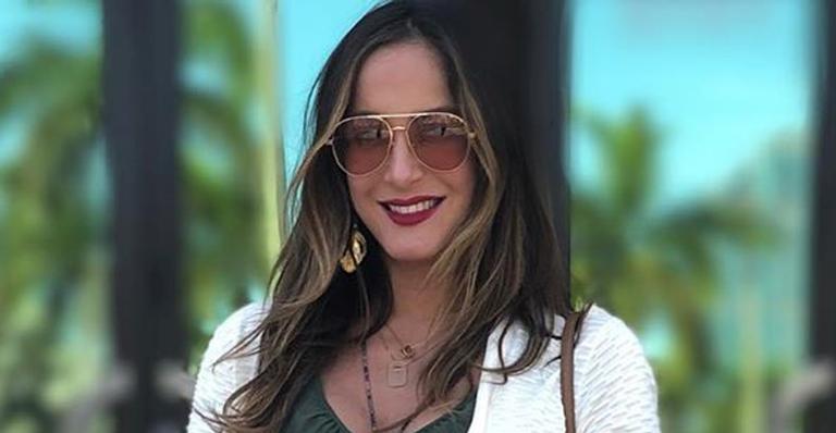 Grávida, Claudia Leitte mostra barrigão e revela perrengue: ”Preciso de guindaste pra levantar”