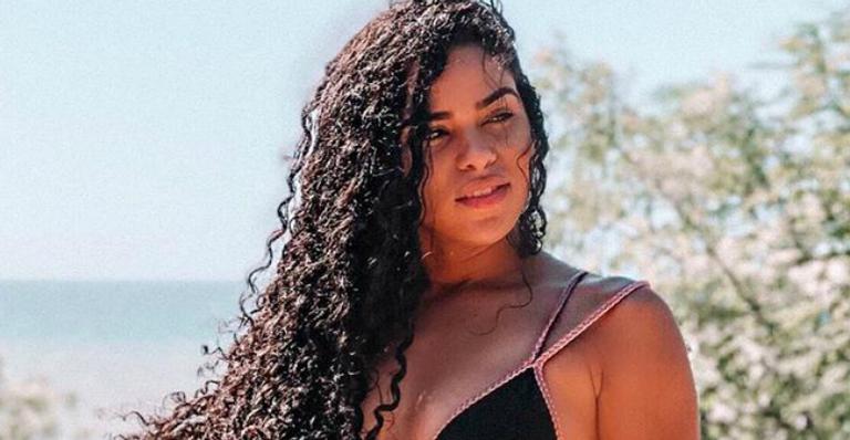 Ex-BBB Elana exibe corpão de biquíni e sofre críticas: ”Muito amostrada”