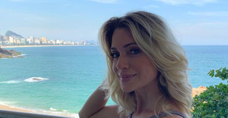 Letícia Spiller surge linda tomando banho de mar: “Natureza me cura”