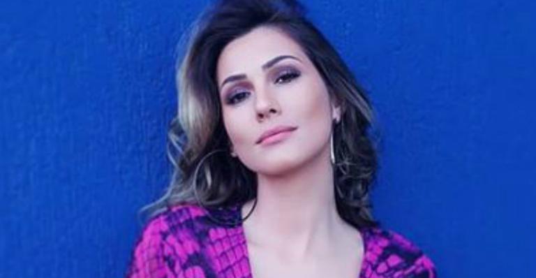 Decotadíssima, Livia Andrade aposta em blusinha nada básica e look surpreende fãs
