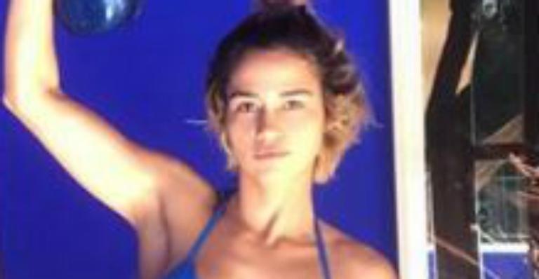 Nanda Costa mostra boa forma em raro clique de biquíni e fala sobre ausência nas redes