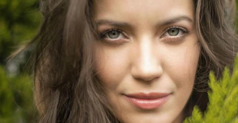 Nathalia Dill posa ao lado de Ary Fontoura e o homenageia: “Que honra estar ao lado dele”