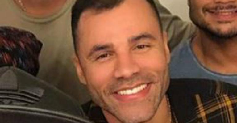 Rodrigo Sant’Anna divide raro registro ao lado do marido fortão: ”Escolhemos o amor”