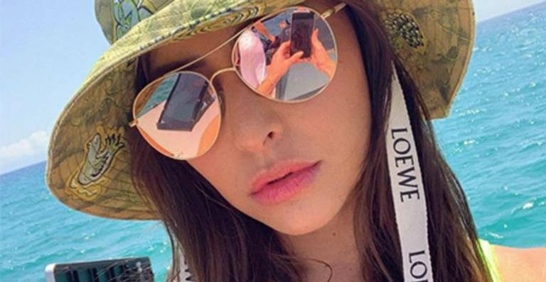 Sensual, Sabrina Sato puxa o biquíni para cima em nova foto