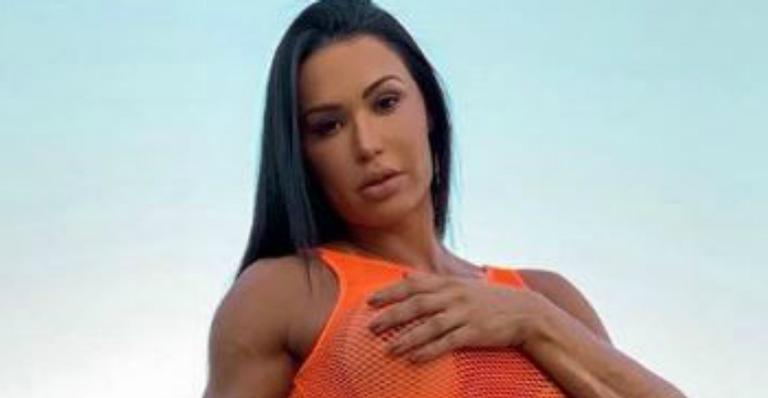 Sem calcinha, Gracyanne Barbosa abre a saia e quase mostra demais