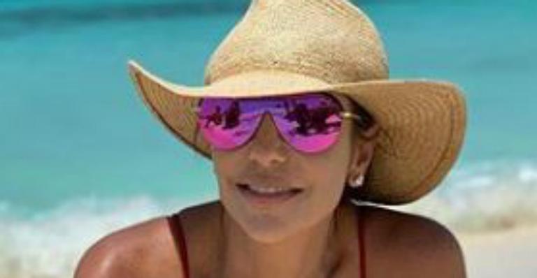 Sereia! Ivete Sangalo mostra as curvas em clique de biquíni no mar e encanta fãs