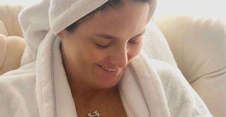 Ticiane Pinheiro encanta seguidores ao surgir amamentando Manu: ”Quem é mãe sabe”