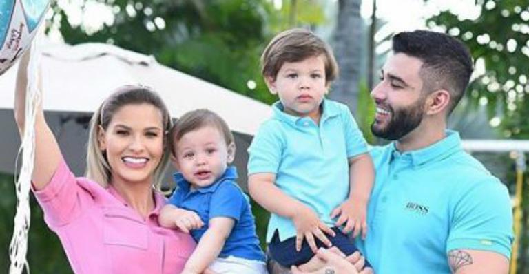 Andressa Suita dispensa presentes para os filhos e pede agasalhos para doação na festa dos herdeiros