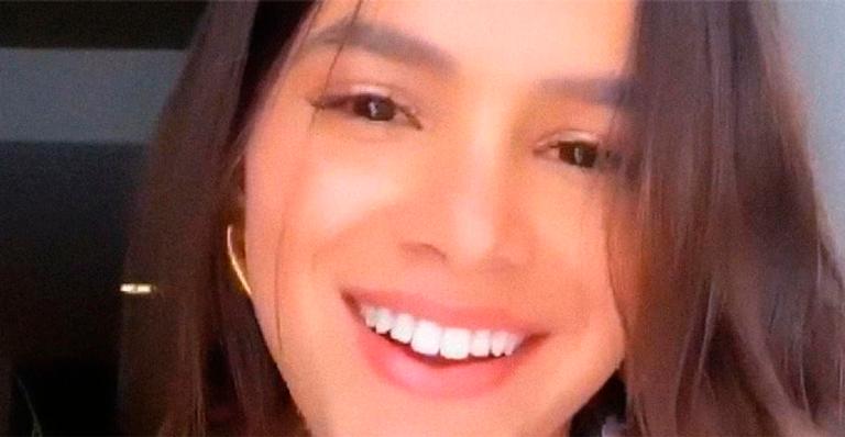 Bruna Marquezine ganha presente inusitado de fã e quebra a internet
