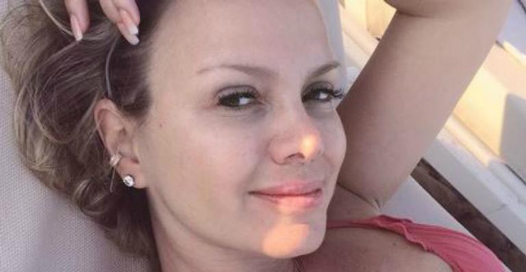 Aos 45 anos, Eliana renova o bronze de biquíni em piscina na Itália e mostra as curvas naturais