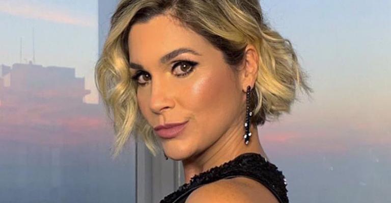 De maiô, Flávia Alessandra faz postura desafiadora de ioga e deixa fãs de queixo caído