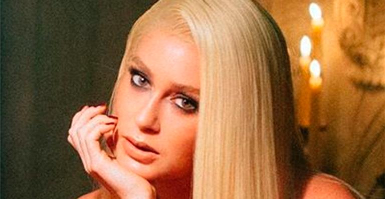 Marina Ruy Barbosa surge em clique poderoso e provoca: ”É loirice que vocês querem?”