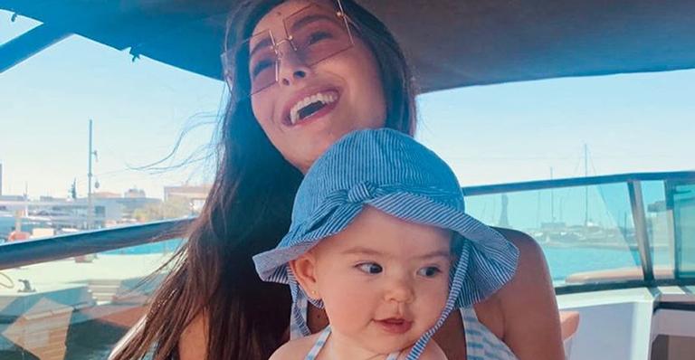 Fofura! Sabrina Sato flagra Zoe se lambuzando com comida: ”Cara de quem tá aprontando”