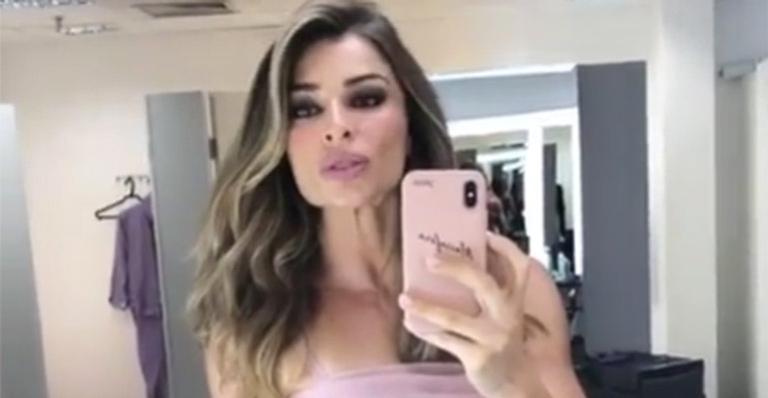 Grazi Massafera exibe cintura fina ao surgir com look grifado de R$ 4 mil